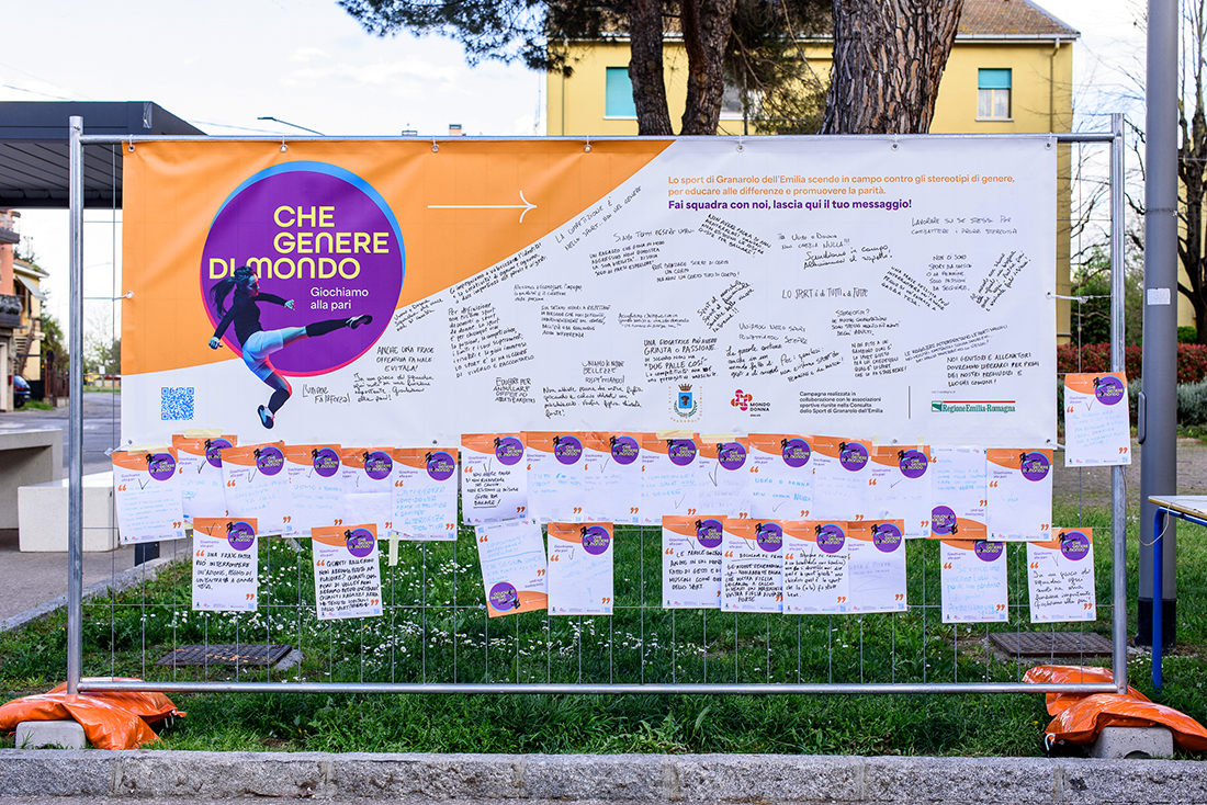 Striscione che raccoglie tutte le frasi prodotte dalla campagna partecipata in Piazza del Popolo a Granarolo dell'Emilia