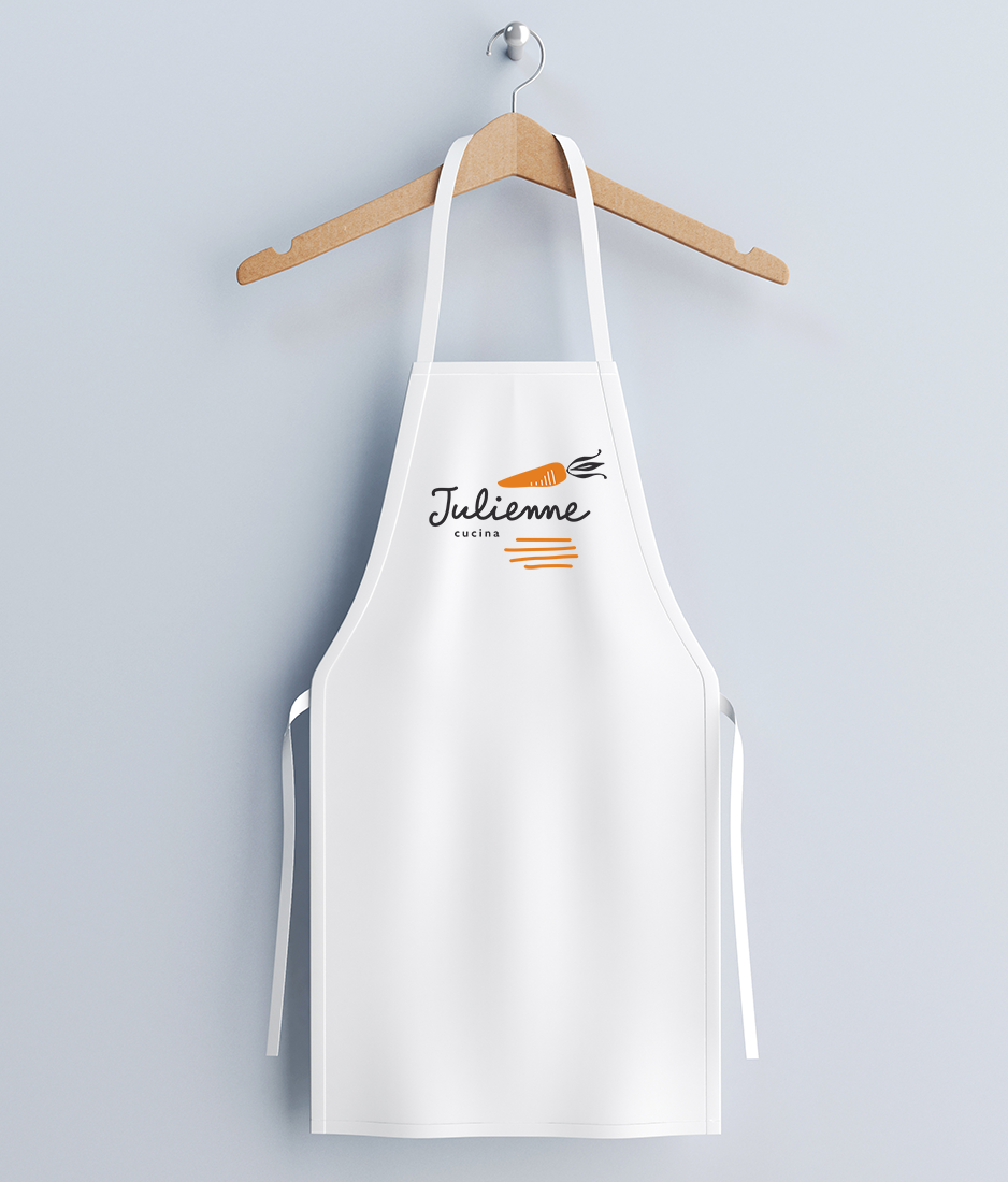 applicazione del logo su grembiule per Julienne cucina - Studio Talpa